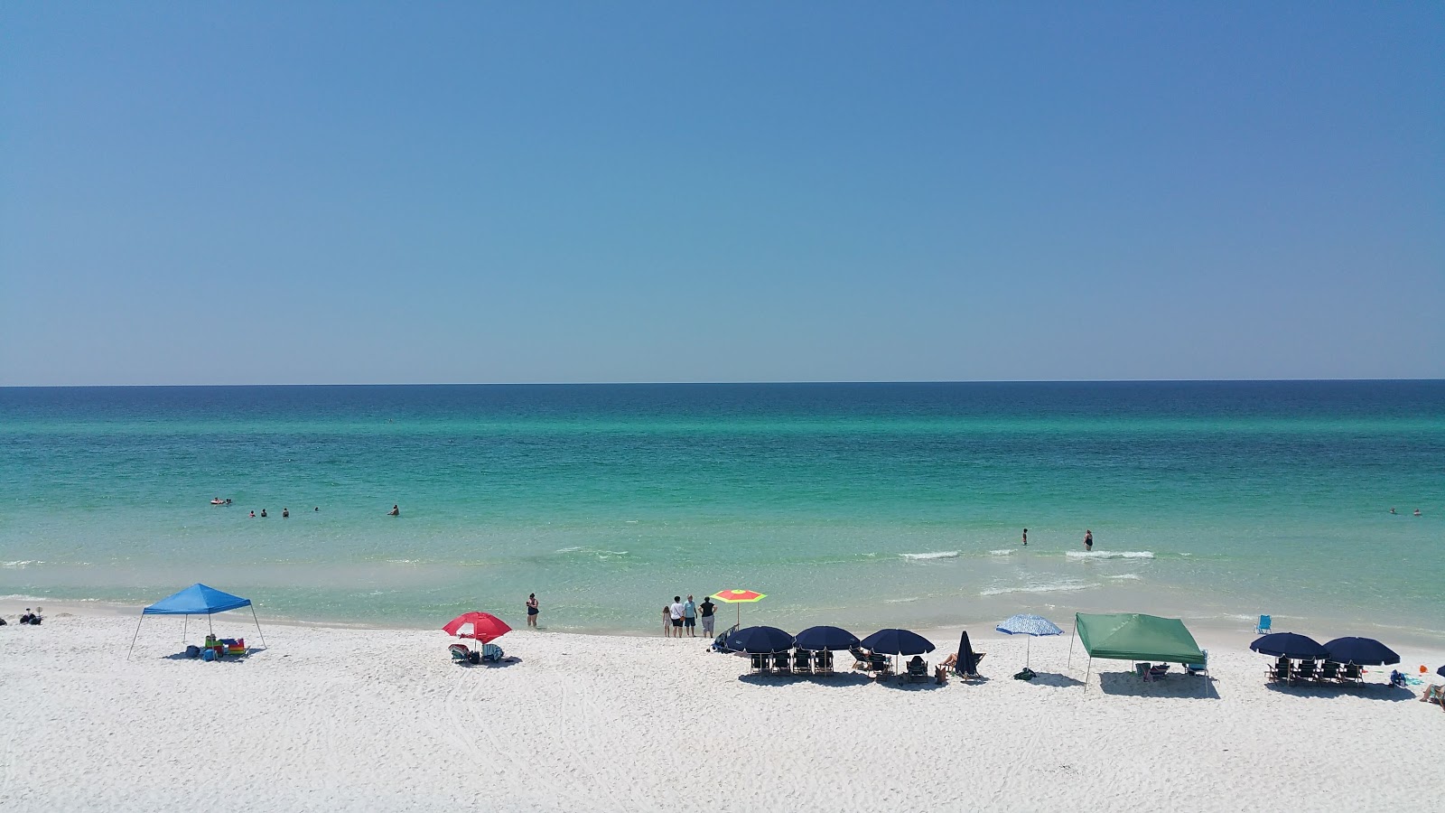 Gulf Lakes Beach的照片 带有碧绿色纯水表面