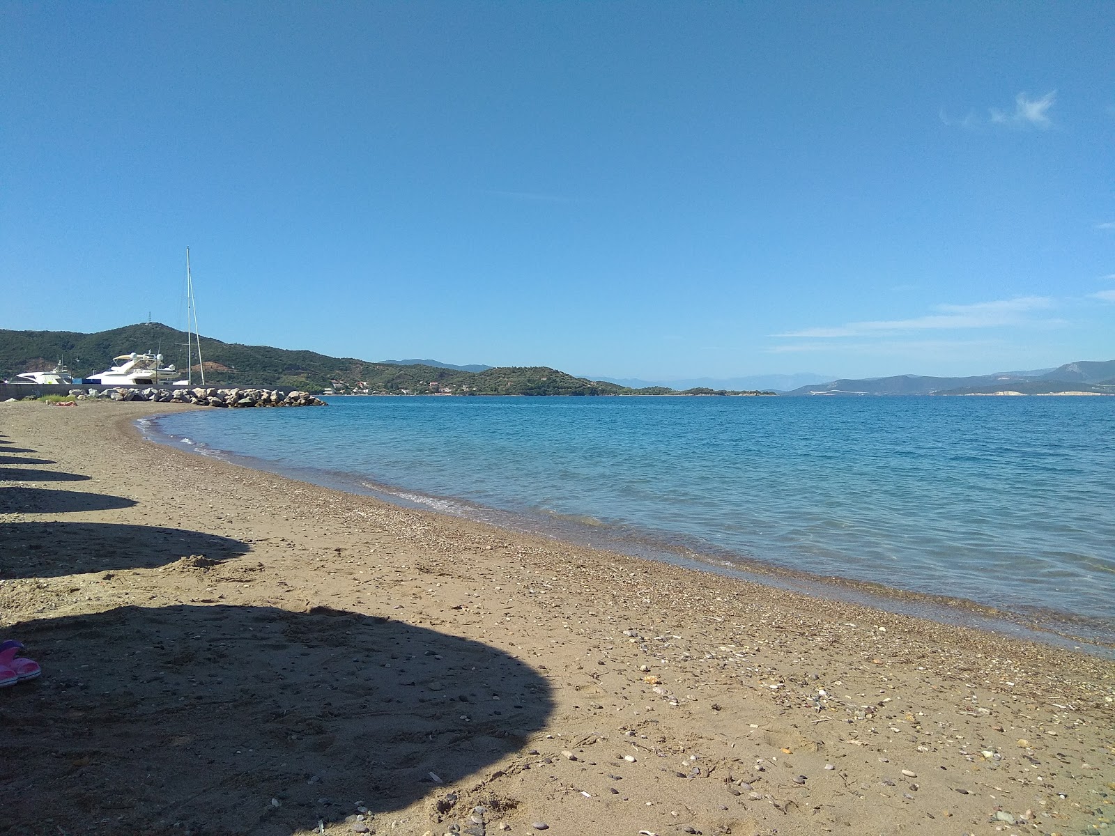 Fotografie cu Orei port beach cu o suprafață de apa pură turcoaz