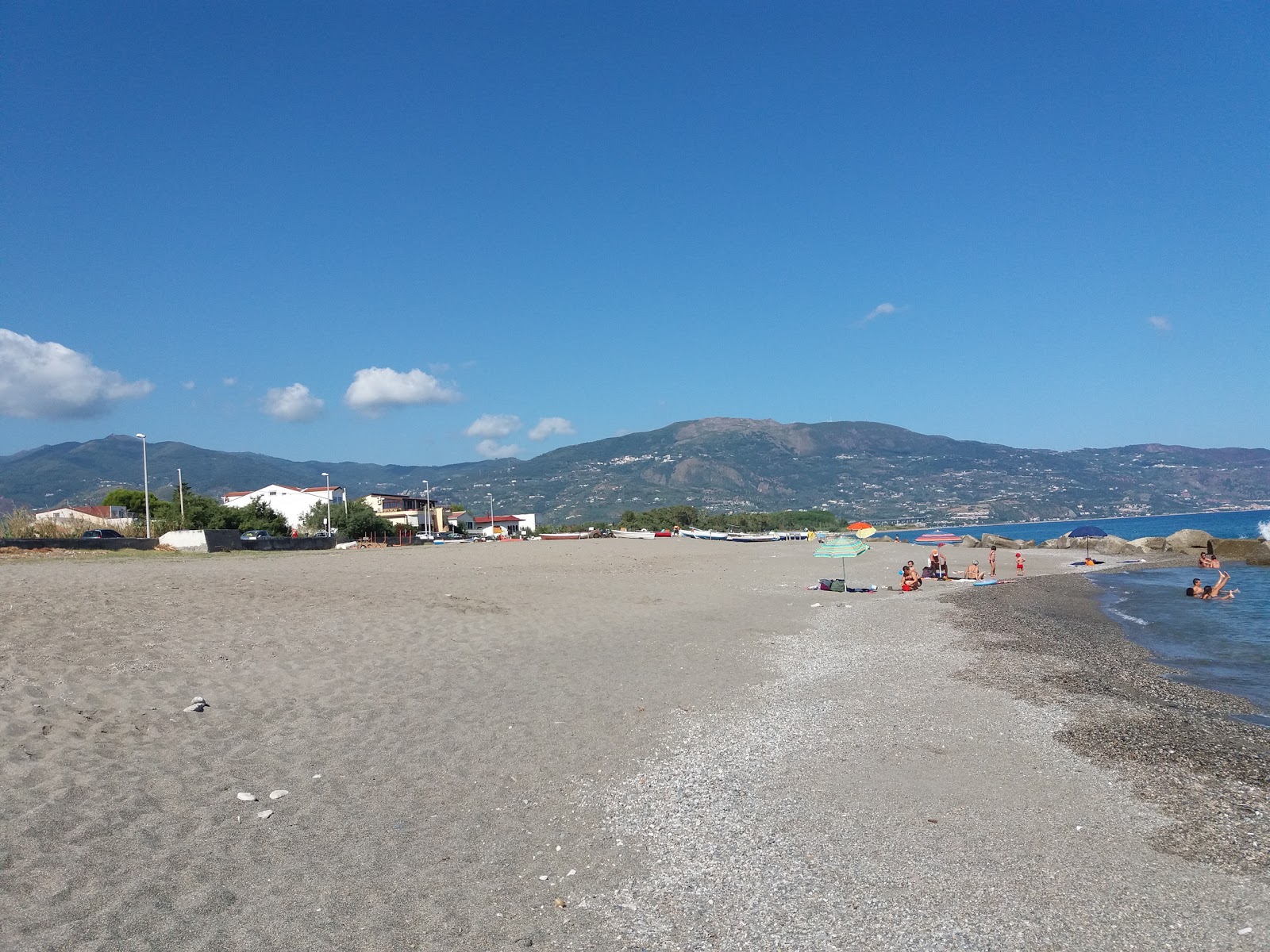 Fotografie cu Spiaggia Grotte di Mongiove sprijinit de stânci