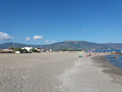 Fotografie cu Spiaggia Grotte di Mongiove sprijinit de stânci