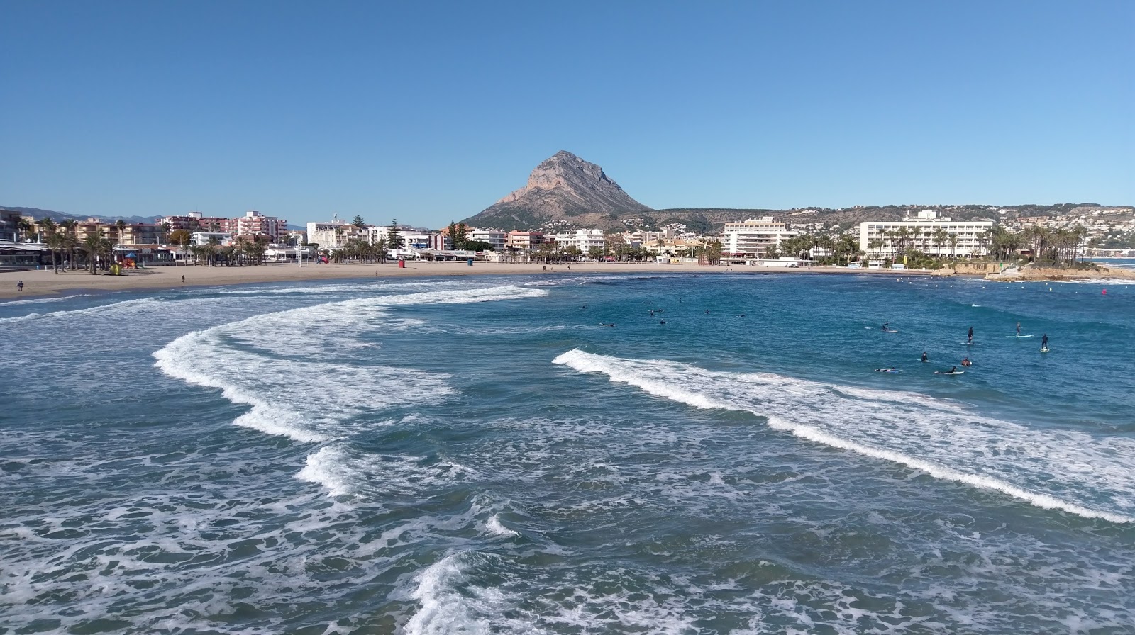 Foto di Playa del Arenal con una superficie del sabbia grigia
