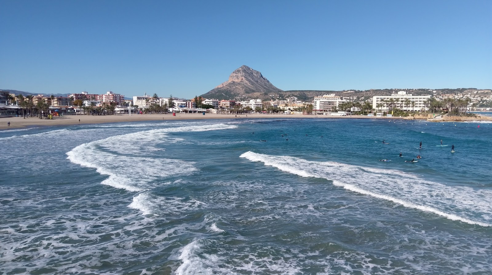 Photo de Playa del Arenal avec sable gris de surface