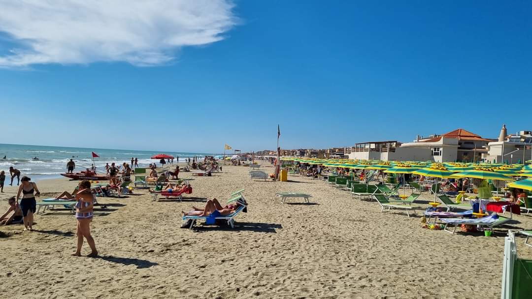 Valokuva Spiaggia di Torvaianicaista. - suosittu paikka rentoutumisen tuntijoille