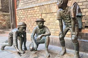 Sculpture of the Boys of the Pál Street image