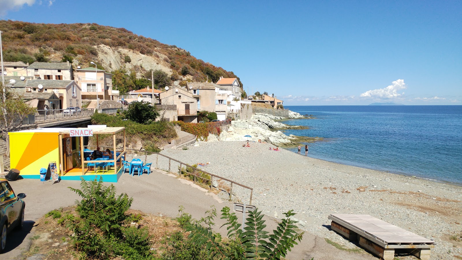 Photo de Grisgione beach protégé par des falaises
