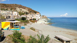 Photo de Grisgione beach protégé par des falaises
