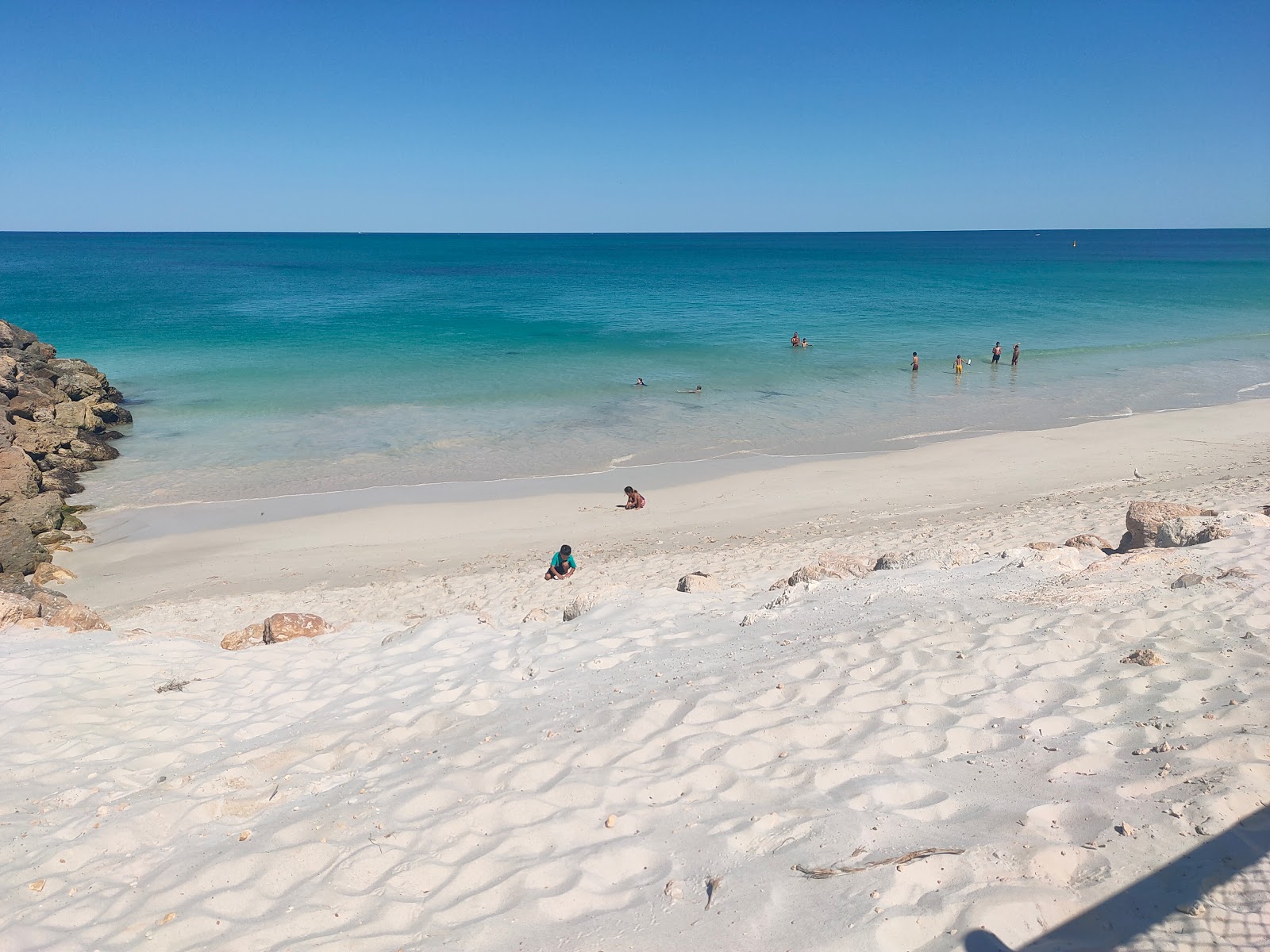 Fotografija Qunns Beach z svetel pesek površino