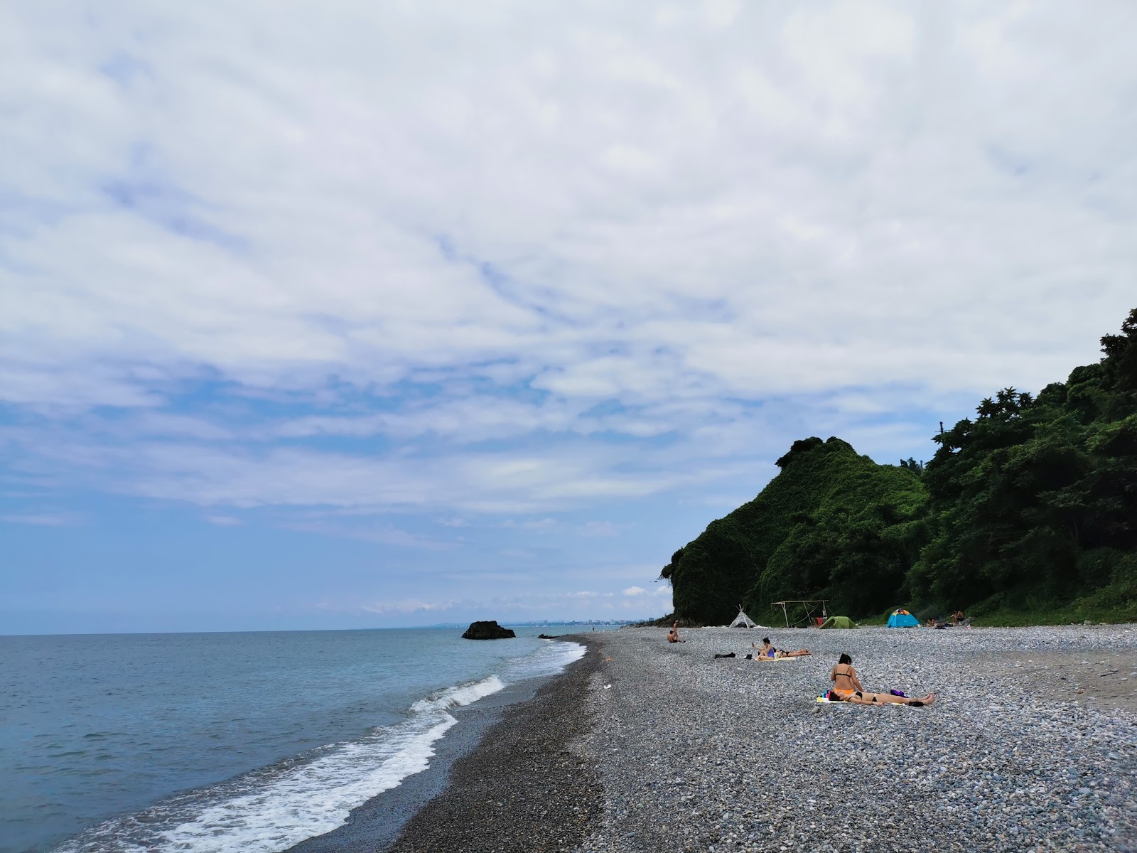 Zdjęcie Tsikhisdziri beach II poparte klifami