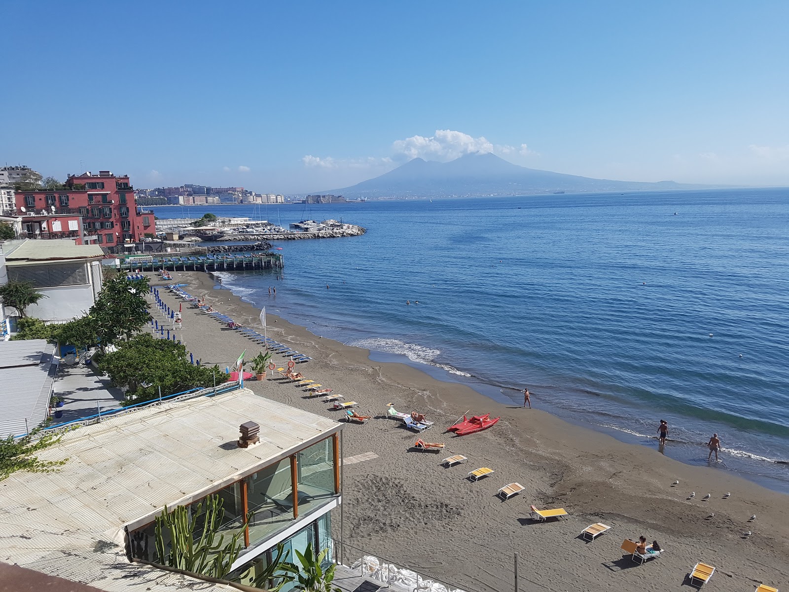 Foto von Spiaggia di via Posillipo II mit brauner sand Oberfläche