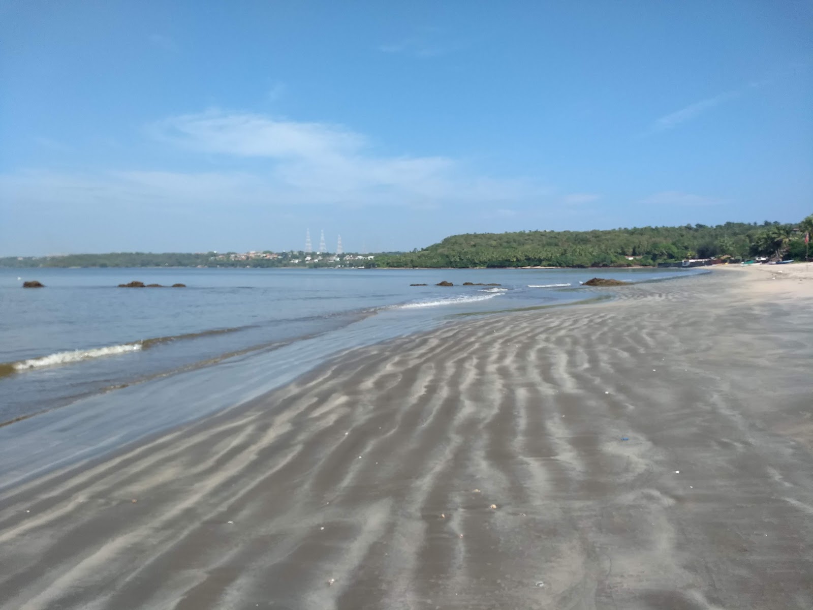 Valokuva Bambolim Beachista. pinnalla kirkas hiekka:n kanssa