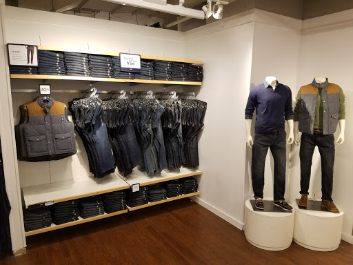 Clothing Store «Gap Outlet», reviews and photos, 423 86th St, Brooklyn, NY 11209, USA