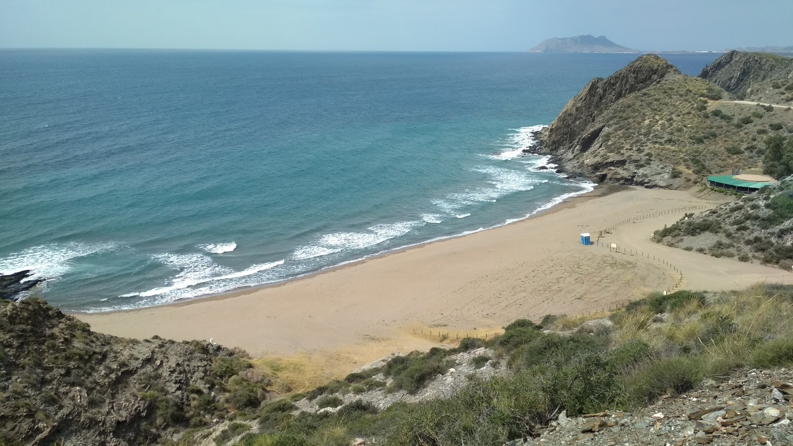 Foto av Cala de Calnegre med blått vatten yta