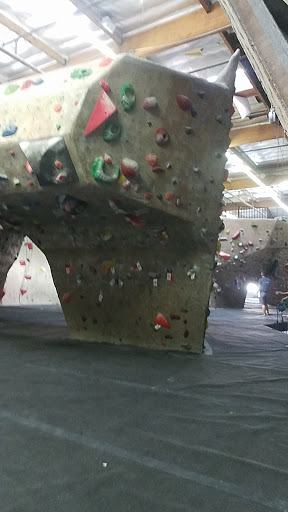 Rock Climbing Gym «Hangar 18 Indoor Climbing Gym - South Bay», reviews and photos, 4926 W Rosecrans Ave, Hawthorne, CA 90250, USA