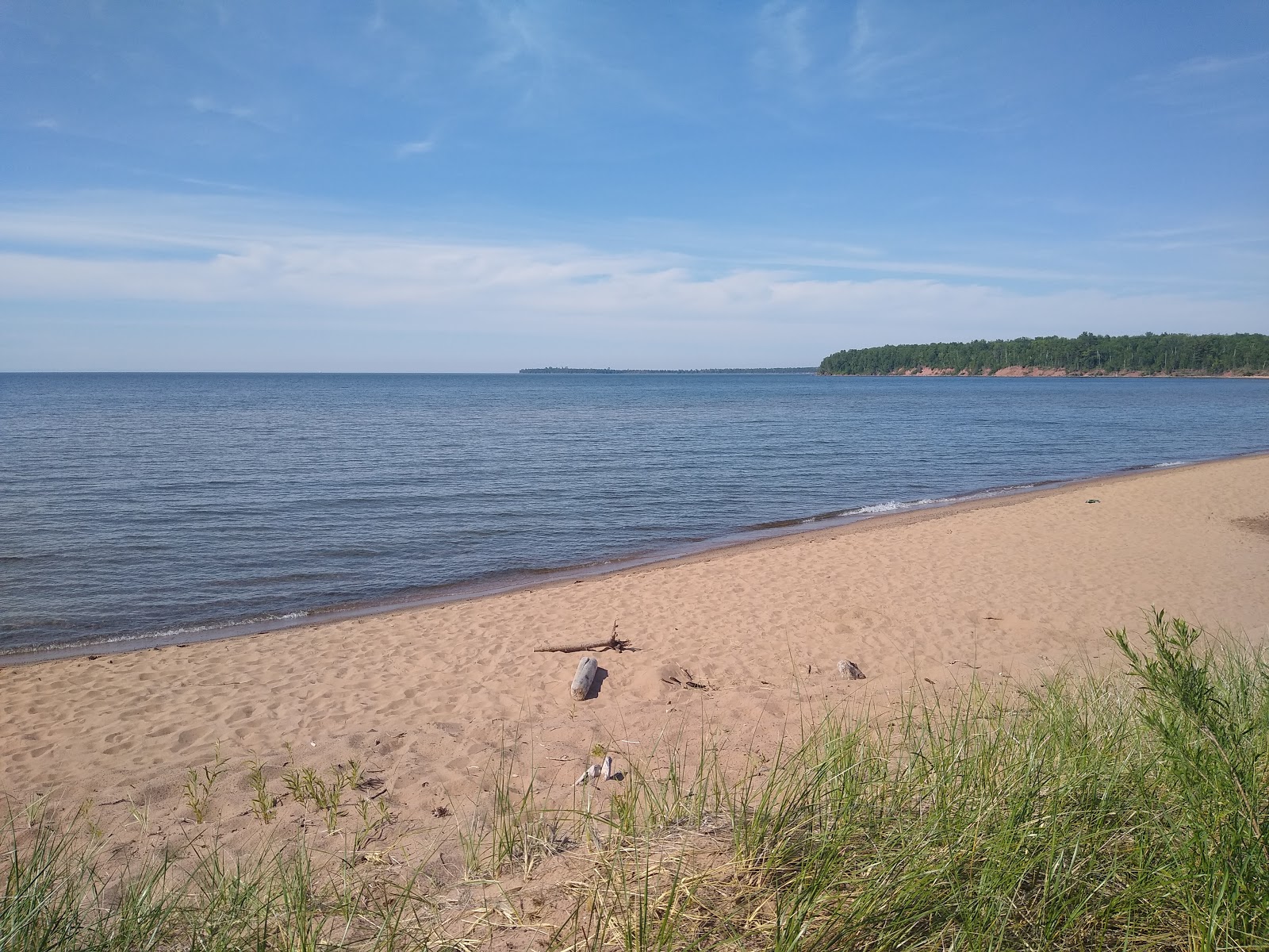 Foto av Little Sand Bay Beach med en rymlig kustlinje