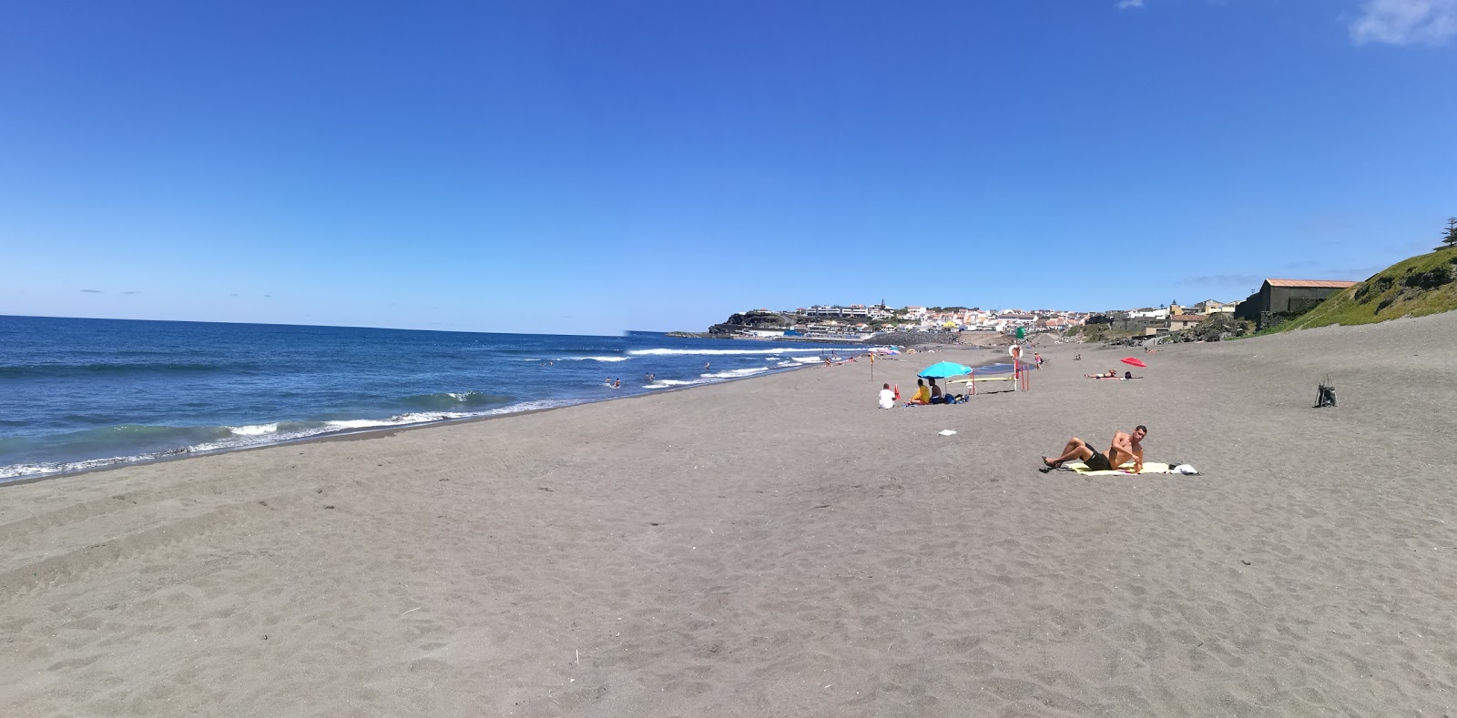 Foto van Praia do Monte Verde met grijs zand oppervlakte