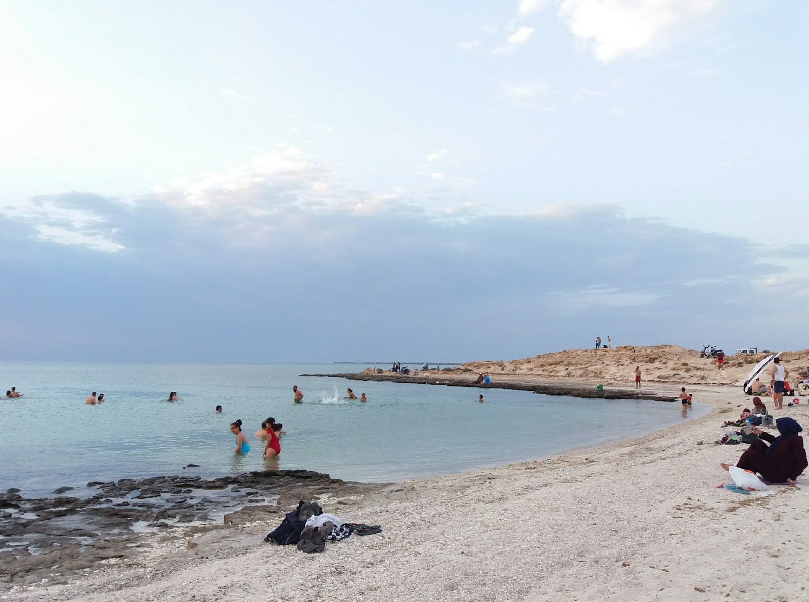 Foto von Sheikh Yahya beach mit weißer sand Oberfläche