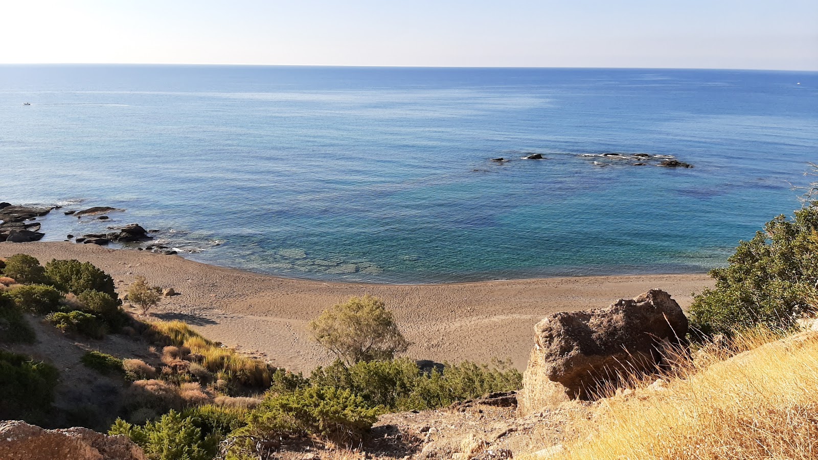 Foto av Paralia Listi med turkos rent vatten yta