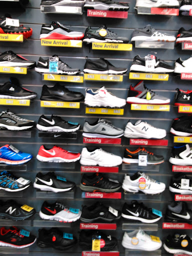 Sporting Goods Store «Big 5 Sporting Goods», reviews and photos, 1011 S Main St, Manteca, CA 95337, USA