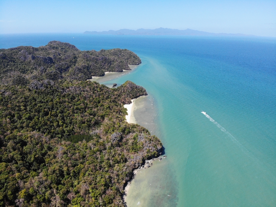Photo de Pasir Panjang Beach protégé par des falaises