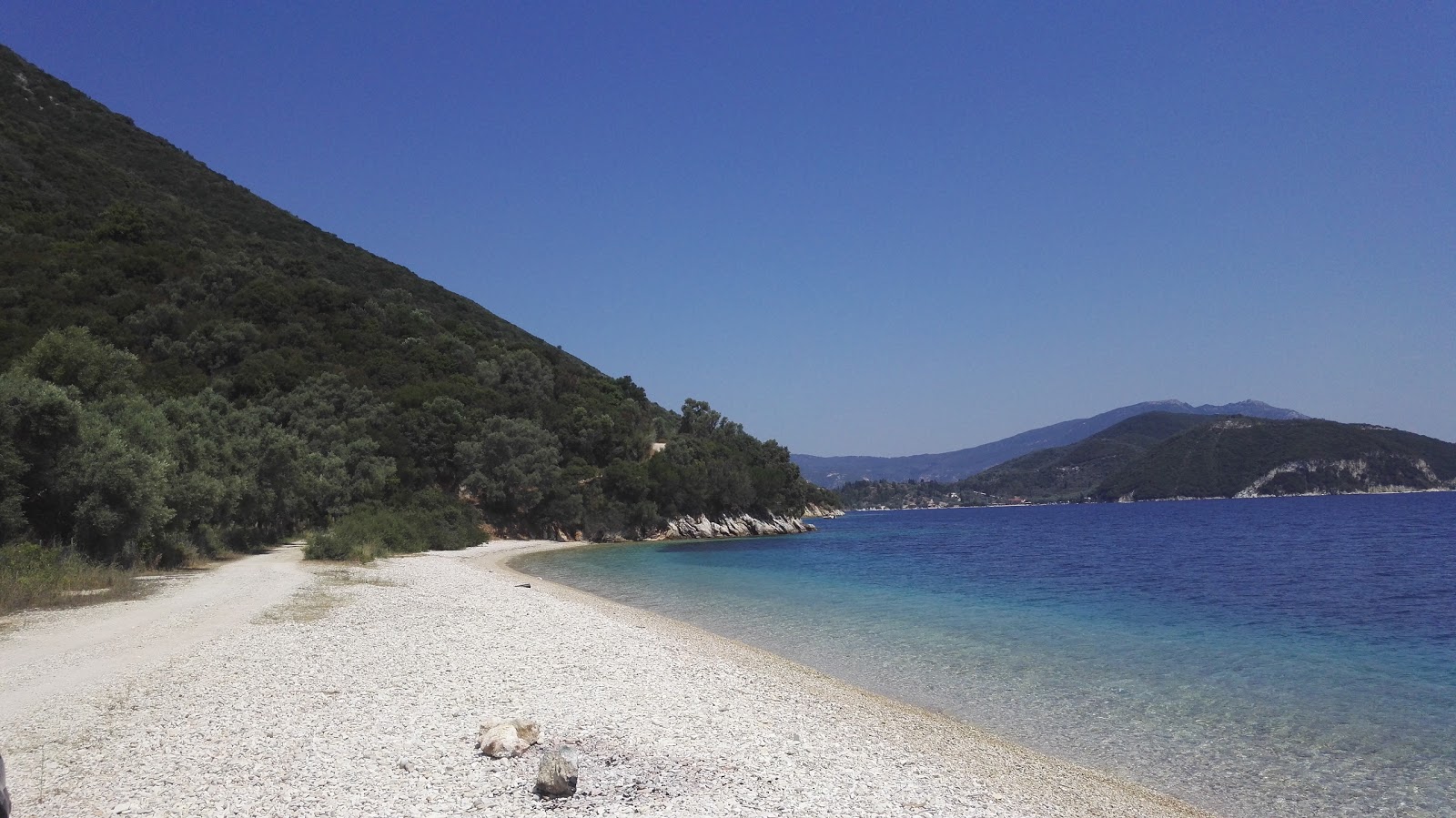 Foto di Kamari Beach con una superficie del ciottoli beige