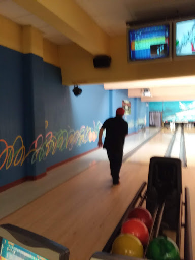 Bowling Alley «Mt Hood Lanes», reviews and photos, 2311 E Powell Blvd, Gresham, OR 97080, USA