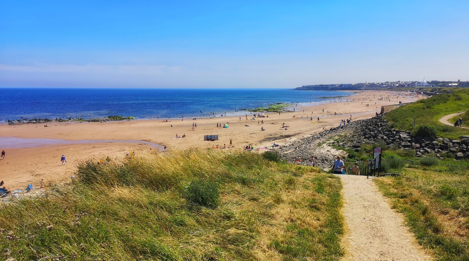 Whitley Bay beach的照片 带有碧绿色纯水表面