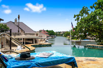 Distinguished Stays - Photo 3 - Car repair in , Austin