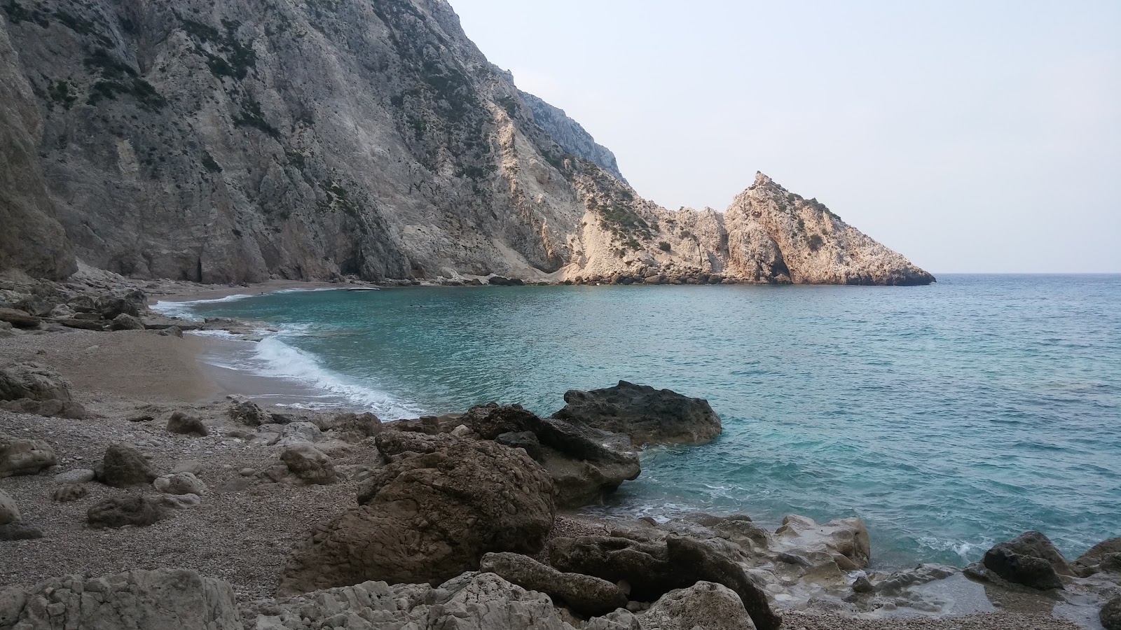 Foto von Gialiskari beach mit beiger kiesel Oberfläche