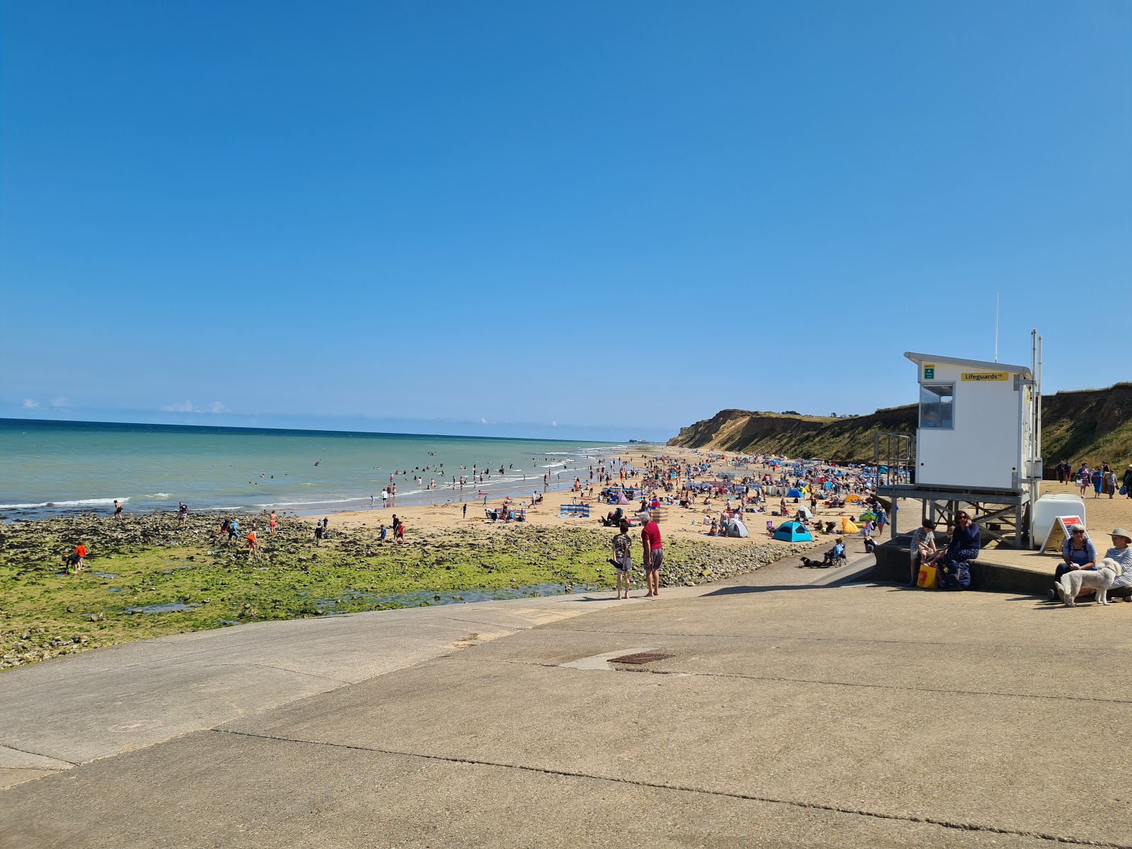 Foto von West Runton Beach mit beiger sand & kies Oberfläche