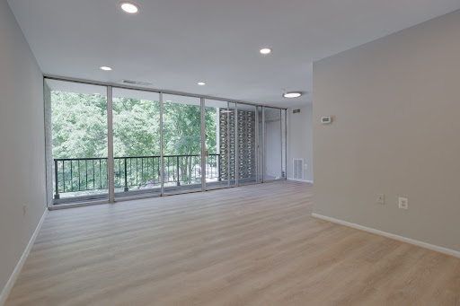 Real Estate Agency «Debbie Dogrul Associates LLC - affiliated with Long and Foster Real Estate», reviews and photos, 3918 Prosperity Ave, Fairfax, VA 22031, USA