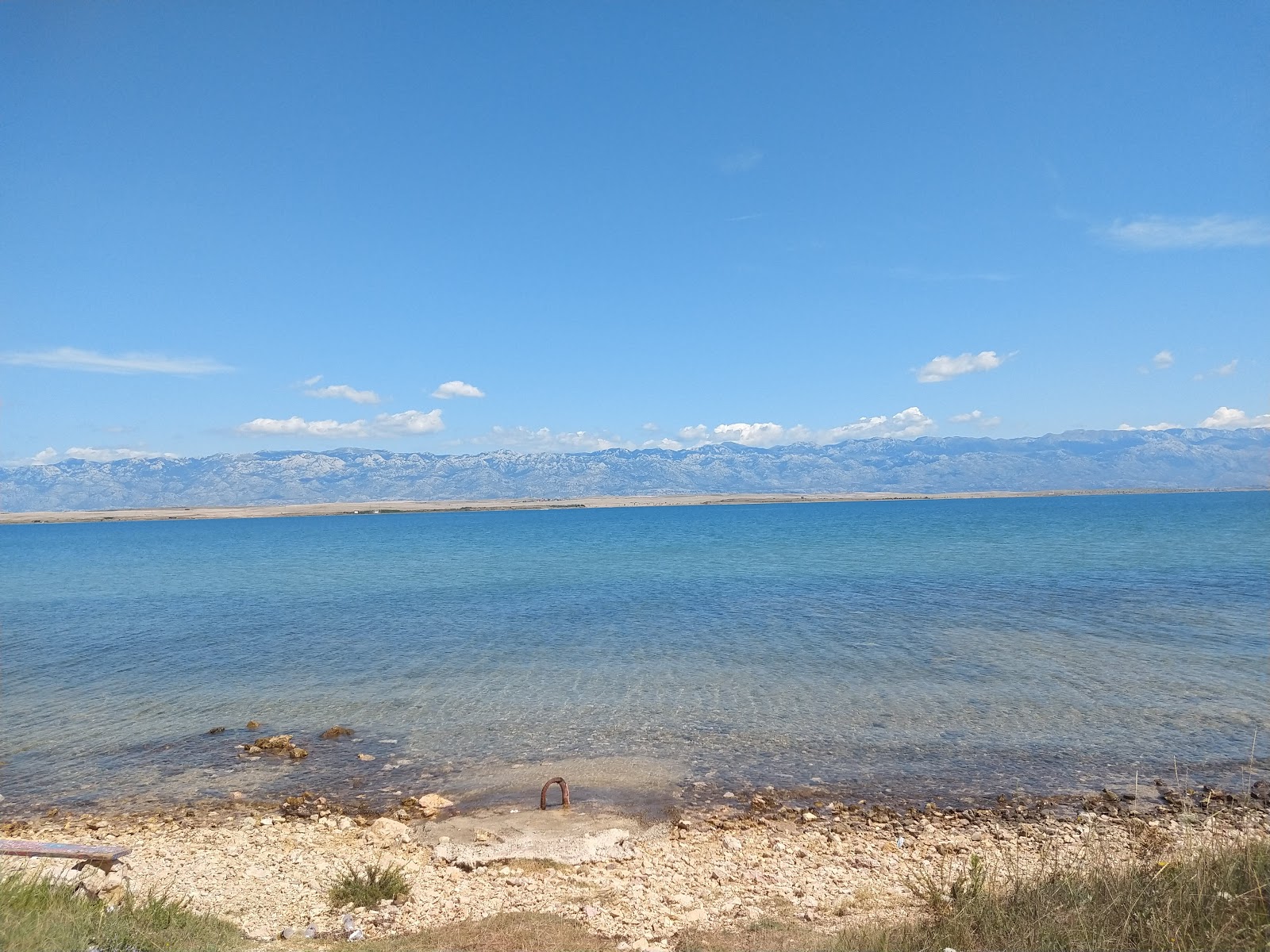 Fotografie cu Privlaka beach înconjurat de munți