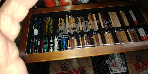 Tobacco Shop «The Hub Smoke Shop & Gifts», reviews and photos, 6410 N Oak Trafficway, Kansas City, MO 64118, USA