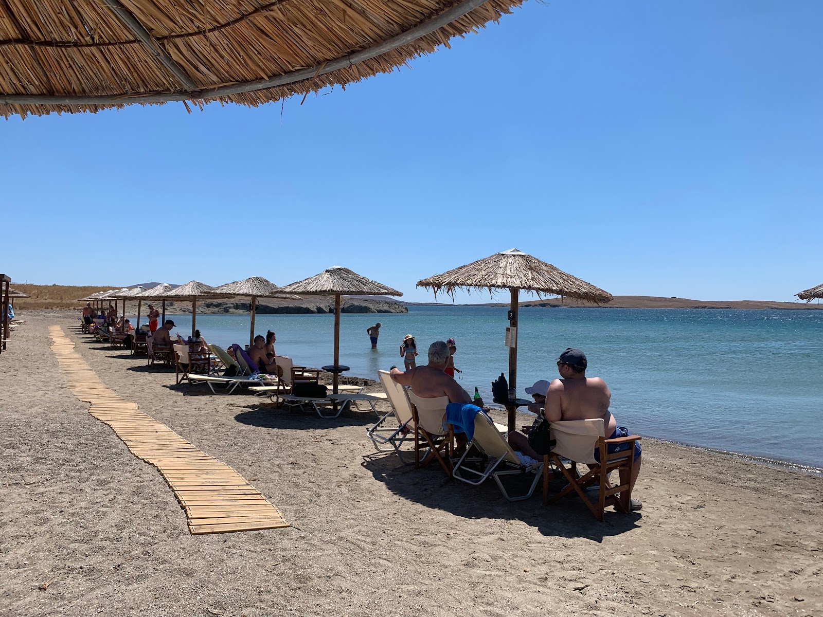 Foto di Agia Varvara Beach con una superficie del sabbia grigia