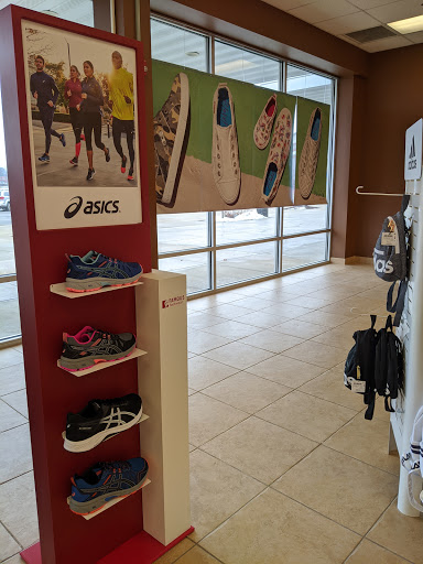 Shoe Store «Famous Footwear», reviews and photos, 1290 E Ireland Rd, South Bend, IN 46614, USA