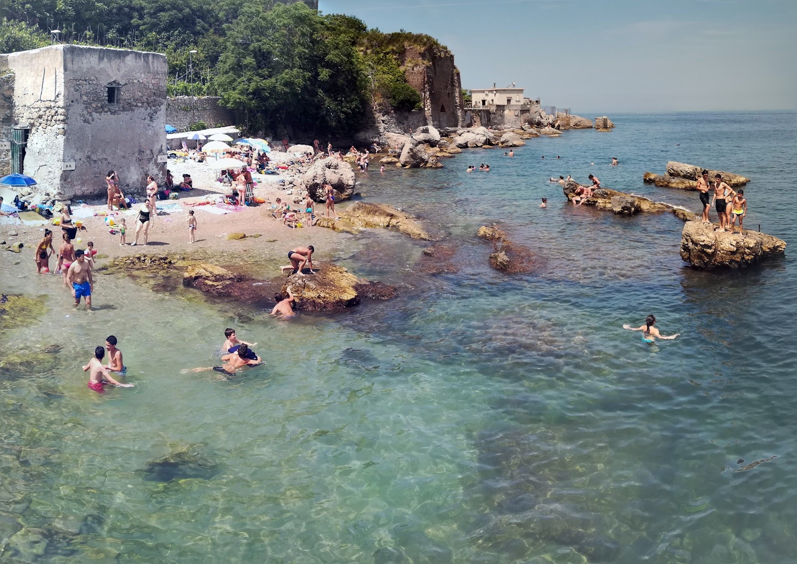 Foto von Spiaggia Seiano umgeben von Bergen
