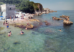 Foto von Spiaggia Seiano umgeben von Bergen