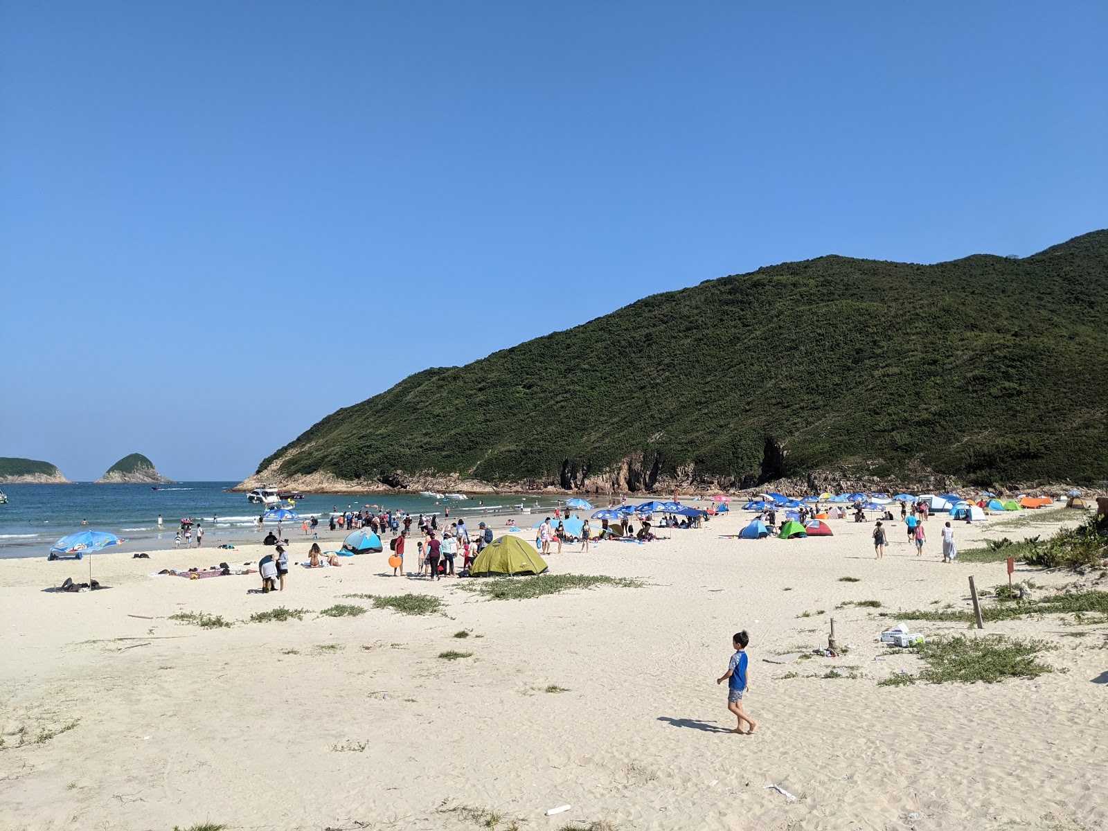 Fotografija Sai Wan Beach z svetel pesek površino