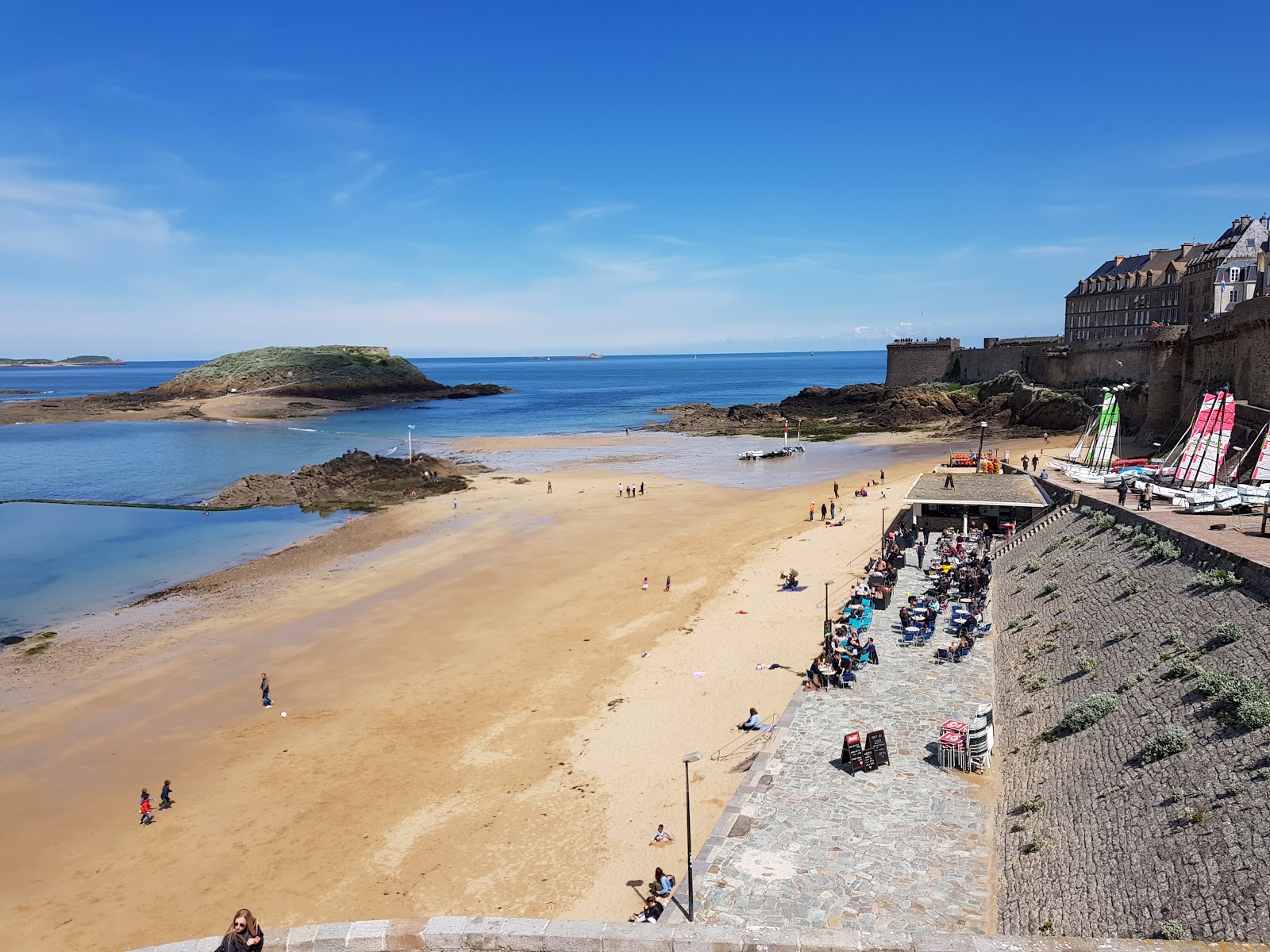 Foto di Plage du Mole con una superficie del sabbia luminosa