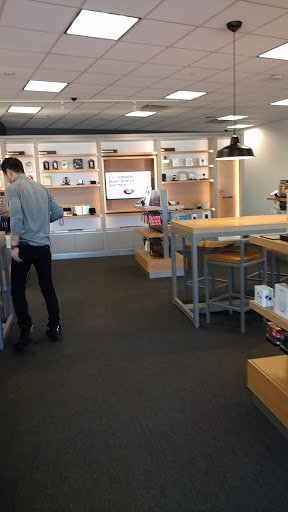 Cell Phone Store «Verizon», reviews and photos, 375 E Palatine Rd, Arlington Heights, IL 60004, USA