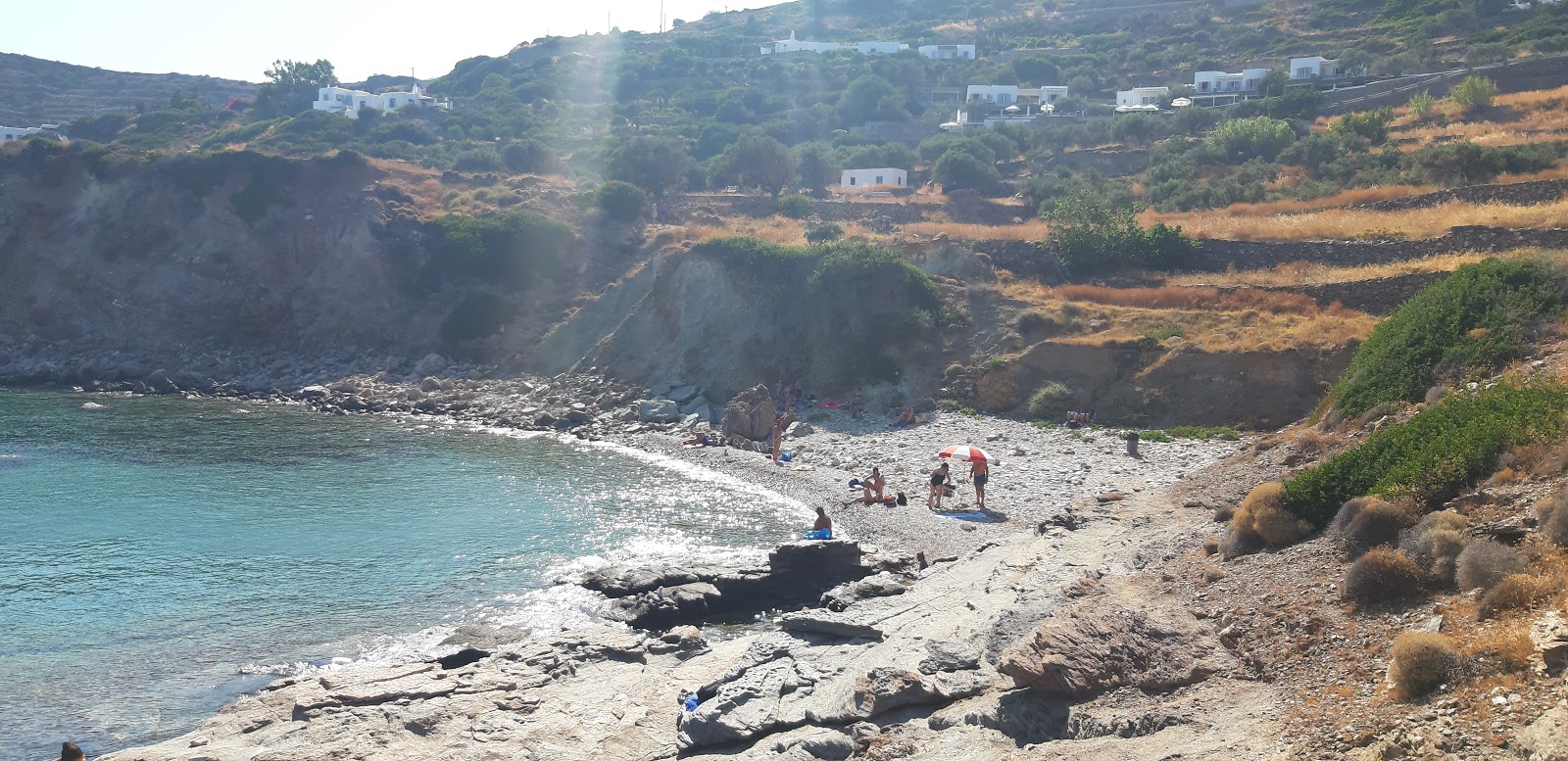 Foto av Saoures beach omgiven av klippor