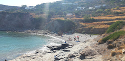 Saoures beach'in fotoğrafı uçurumlarla desteklenmiş