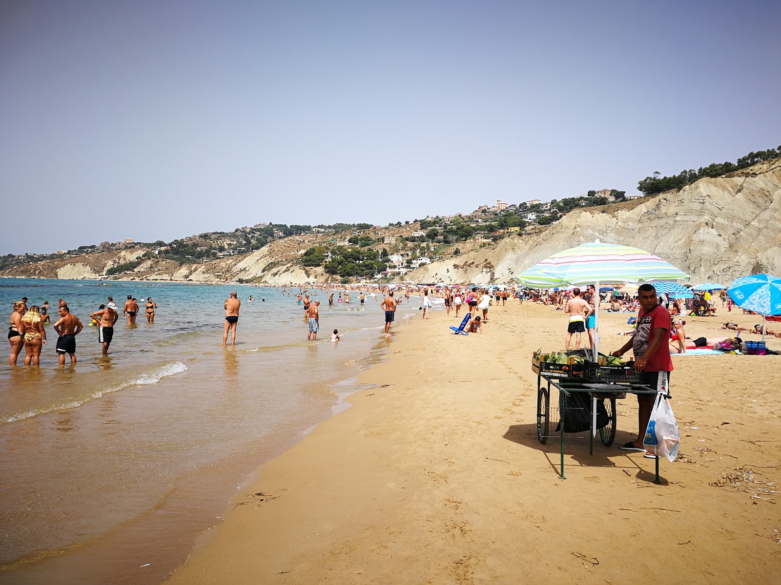 Marianello Beach'in fotoğrafı uçurumlarla desteklenmiş