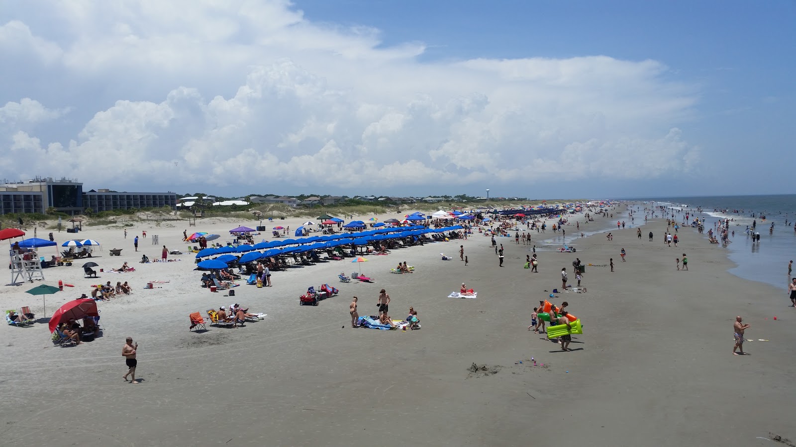 Foto von Mid beach mit türkisfarbenes wasser Oberfläche