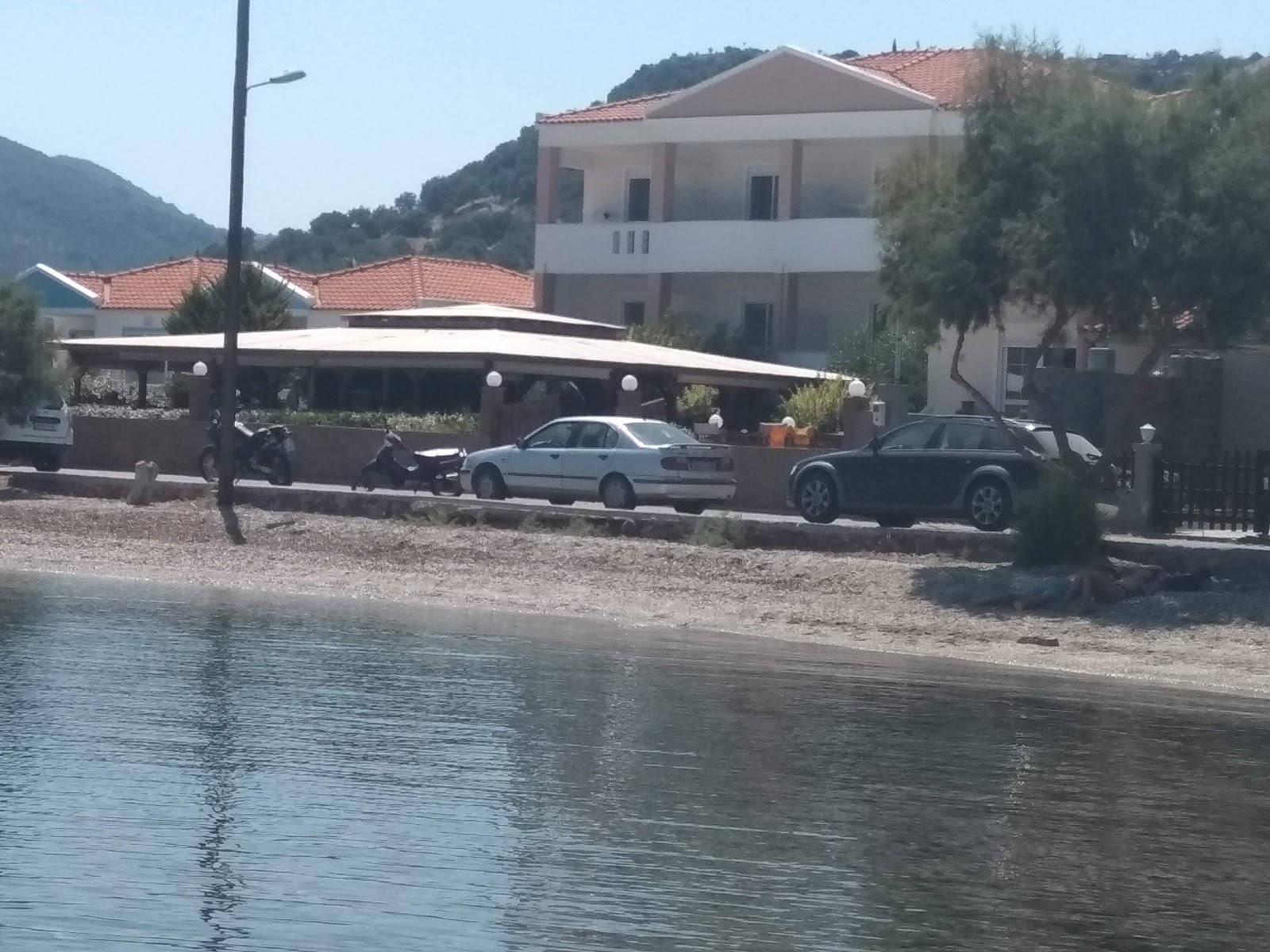 Foto de Toumpes beach com água cristalina superfície