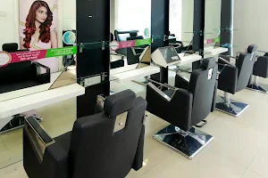 Green Trends Unisex Hair & Style Salon image
