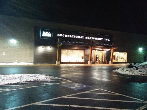 Camping Store «REI», reviews and photos, 17W160 W 22nd St, Oakbrook Terrace, IL 60181, USA