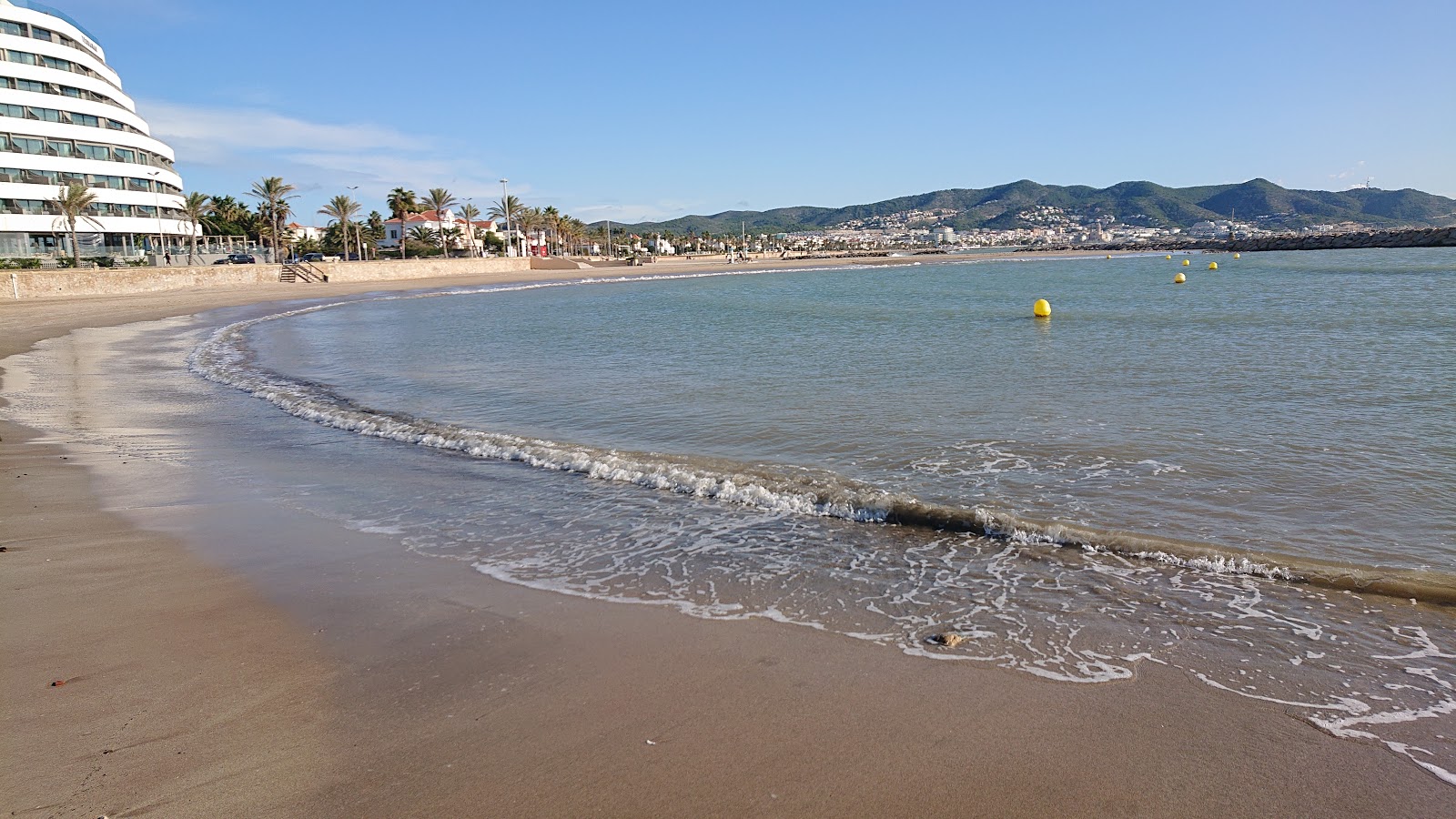 Φωτογραφία του Platja Terramar με φωτεινή άμμος επιφάνεια