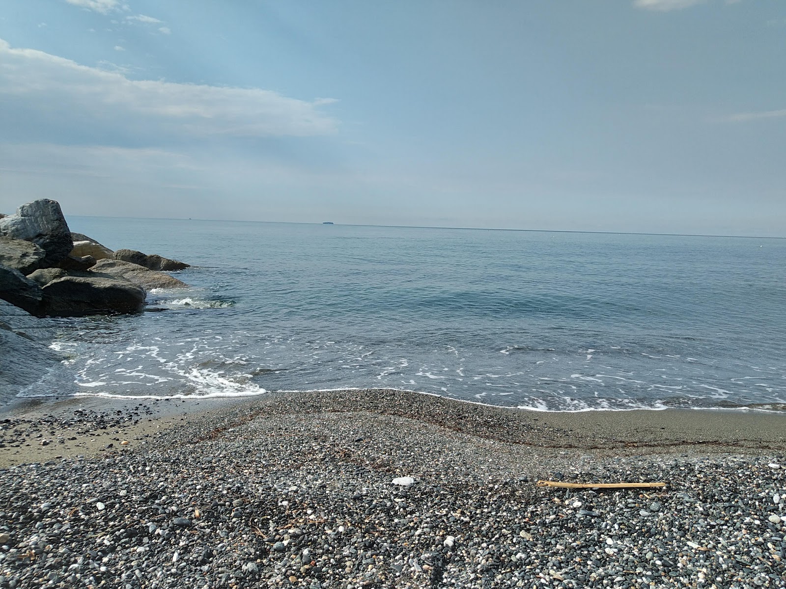 Spiaggia Cogoleto的照片 带有蓝色纯水表面