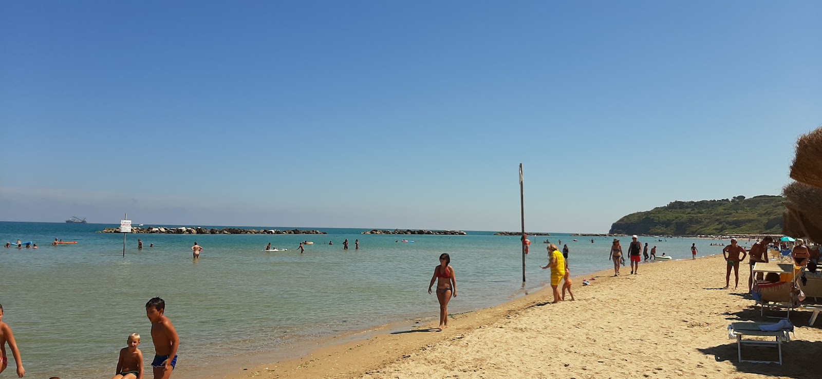 Foto de Lido Riccio respaldado por acantilados