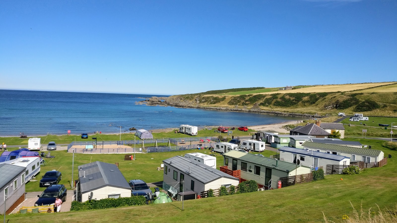 Foto von Links Bay Beach umgeben von Bergen